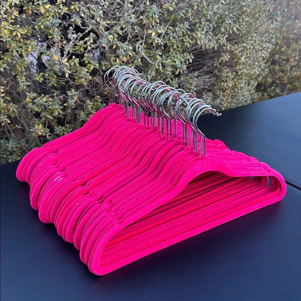 Velvet hangers heavy duty set of 50 count, used-great condition.